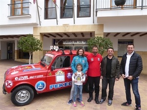 Bernabé Cano, alcalde de La Nucía y Sergio Villalba, concejal de Deportes, dieron una recepción oficial en el ayuntamiento al equipo "Pekecar", campeón de la "Maroc Challenge"