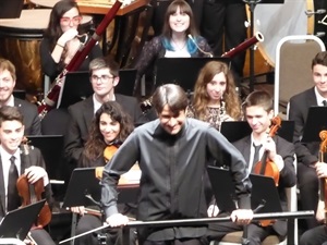 Francisco Maestre saludando al público en un concierto en l'auditori