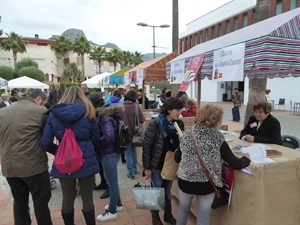 La V Feria de Intercambio de Libros se ha desarrollado en la plaça l'Almàssera de La Nucía, junto a l'Auditori