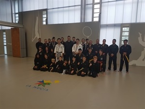 Sergio Villalba, concejal de Deportes, junto a los maestros y alumnos del curso de Hapkido