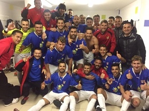 Bernabé Cano, alcalde de La Nucía, celebró la victoria con los jugadores en el vestuario
