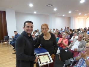 Carmen Oreja, recibiendo la placa de manos de Bernabé Cano, alcalde de La Nucía