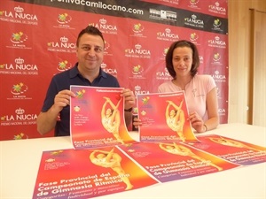 Sergio Villalba, concejal de Deportes e Ivka Ivanova, profesora del Club Gimnasia Rítmica La Nucía presentaron el campeonato en el Pabellón Municipal