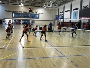 El equipo infantil ganó en tres sets el partido aplazado en el Pabellón Municipal Camilo Cano