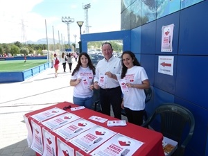 Manuel Alcalá junto a varias voluntarias que promocionaron el II Maratón de Sangre en los campos de fútbol de la Ciutat Esportiva