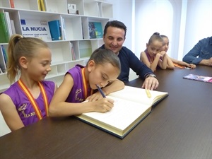 Las gimnastas firmaron en el "Libro de Honor" de La Nucía por su medalla de plata en el nacional