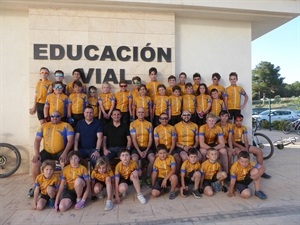 Bernabé Cano, alcalde de La Nucía y Sergio Villalba, concejal Deportes, junto a los monitores y alumnos de la Escuela de Bicis de Montaña de La Nucía