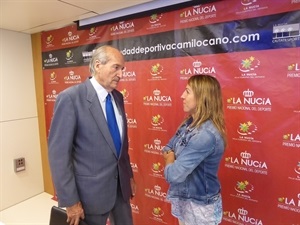 Conrado Durántez hablando con Eva María Naranjo, pentacampeona del mundo de Artes Marciales