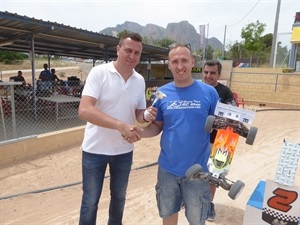Sergio Villalba le entregó la copa de Subcampeón a Bernardo Llopis, piloto del Club RC La Nucía