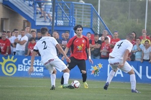 Rafa Gómez intentando regatear a un jugador de la Vila