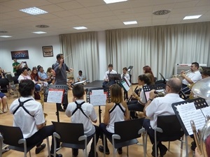 Actuación de la banda de l'Escola de la Unió Musical de La Nucía, dirigida por Walter López