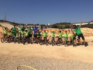 Sergio Villalba, concejal de Deportes, junto a los 'campers' del IV Energy Camp de Bicis BMX de La Nucía