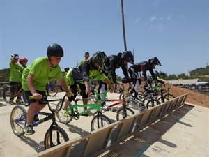 La Escuela de BMX de La Nucía cuenta cada año con más alumnos