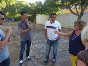 Bernabé Cano, alcalde de La Nucía, y Miguel Ángel Ivorra, concejal de Urbanismo, se reunieron ayer con los vecinos de Puerta de Hierro