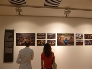 La exposición muestra las fotos del reportero Juan Carlos Tomasi acompañada por los textos de Martín Caparrós, Laura Restrepo o Manuel Rivas