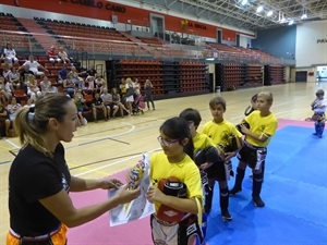 Eva Naranjo entregando los diplomas a sus alumnos