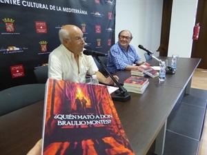 El escritor Manuel Sánchez y Pedro Lloret, concejal de Cultura, durante la presentación de la novela
