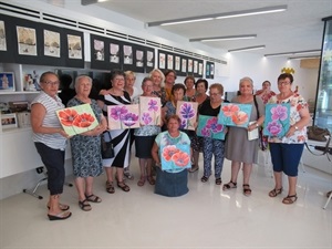 Todas las alumnas del Taller de Pintura junto a la concejala Beatriz Pérez-Hickman