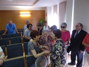 Al finalizar el acto Carme Miquel ha saludado a alumnas de sus padres y antiguas vecinas de La Nucía