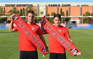 Los dos nuevos refuerzos Chato y Piquero con la camiseta del CF La Nucía