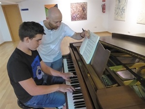 Isaac István Székely dando consejos a uno de los alumnos del “International Máster Class de Piano y Canto”