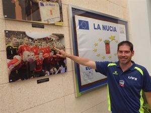Kike Boned junto a la fotografía de la selección española, donde él jugaba, el día de la inauguración del Pabellón de La Nucía