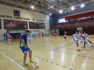 Kike Boned se involucró al máximo en su visita al Campus de La Liga Nacional de Fútbol Sala en La Nucía
