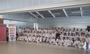 Los 80 instructores y profesores junto a Sergio Villalba, concejal de Deportes