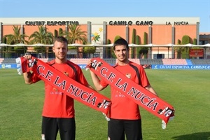 Hermosa y César con la camiseta del CF La Nucía