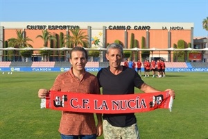 Manolo Morenao (izq) primer entrenador de La Nucía "B" junto a Santi Gijón, segundo entrenador del filial nuciero