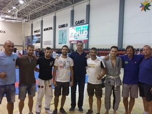 Todos los luchadores del Club Anaconda La Nucía que participaron en el nacional junto a Sergio Villalba, concejal de Deportes
