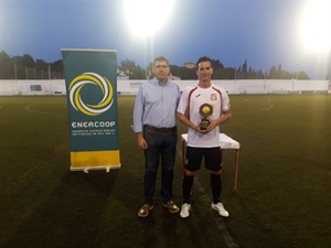 Rafa del Castillo como capitán recibió el trofeo de campeón del triangular de Crevillente