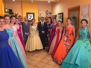 La reina 2017 Àngela Company y sus damas, en casa de la reina, junto a los presidentes dels Majorals Paco Cano y Soni Gómez, el concejal Cristóbal Llorens y el alcalde Bernabé Cano
