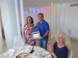 Elena Montoya recibe una placa de su jubilación de manos de Bernabé Cano, alcalde de La Nucía