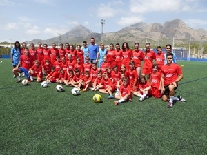 Todos los alumnos del Campus de Fútbol Mixto de Alexandra Fernández junto a Sergio Villalba, concejal de Deportes