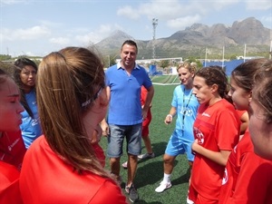 Sergio Villalba, concejal de Deportes, hablando con las alumnas del Campus de Fútbol Alexandra Fernández