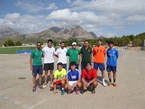 El concejal de Deportes, Sergio VIllalba, junto a los entrenadores y Jugadores de la Selección de Pilota Valenciana