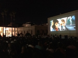 Más de 400 personas disfrutaron de esta proyección de cine gratuita al aire libre anoche
