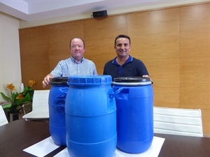 El alcalde de La Nucía, Bernabé Cano, junto al concejal de Limpieza Urbana, Manuel Alcalá, en la presentación de los contenedores de aceite