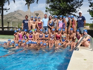 Dos grupos del Campus de Melani Costa junto a la nadadora y al concejal de Deportes, Sergio Villalba