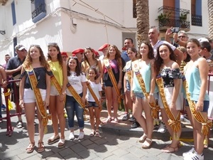 Bernabe Cano, alcalde de La Nucía, junto a Àngela Company, Reina de las Fiestas de 2017, y su corte de honor