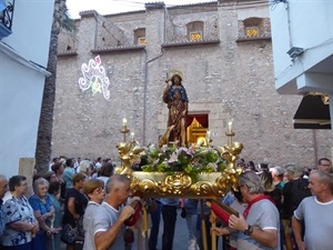 Sasn Roc sale en procesión por las calles de La Nucía, cuya festividad se celebra el día 16