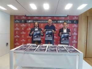 Sergio Villalba, concejal de Deportes, junto a Manolo Bueno, director del Levante, y Fran Serrejón, director de ElPozo Muricia