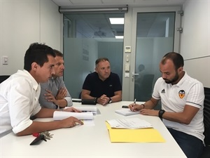 Vicente Cortés (coordinador del fútbol base C.F. La Nucía), Juan Pedro Carrión (secretario y asesor jurídico de C.F. La Nucía) y Carlos Meyerfoffer (vicepresidente de C.F. La Nucía) con Luis Vicente (Director de la Academia del VCF) ultimando los detalles del convenio.