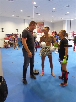 El campeón muncial Carlos Araya hablando con Eva Naranjo, petacampeona del mundo de Artes Marciales y Sergio Villalba, concejal de Deportes