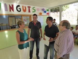 Mª José Sáis, directora del CP San Rafel conversando con Bernabé Cano, alcalde de La Nucía y los concejales Sergio Villalba y Pedro Lloret
