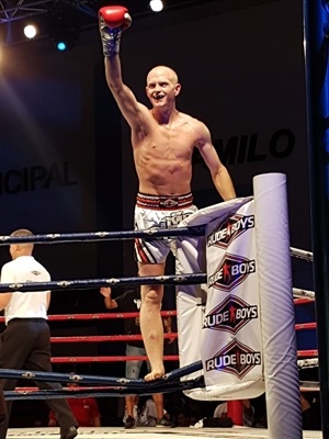 Brad Burrage del Club Kick Boxing La Nucía dedicó su triunfo a la afición nuciera