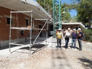 Bernabé Cano, alcalde de La Nucía, visitando las obras del Albergue del CEM Captivador junto a Miguel A. Ivorra, concejal de Urbanismo y José Luís Campos, arquitecto del proyecto.