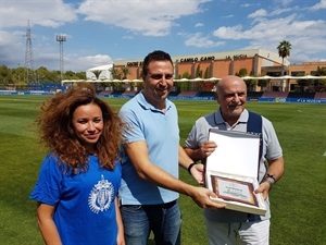 Fernando Candela, decano de ICALI, entregó a Sergio Villalba, concejal de Deportes, una placa de agradecimiento