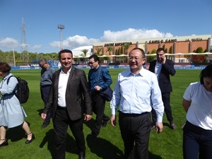 Yang Yiwen, alcalde de Loudi junto a Bernabé Cano, alcalde de La Nucía visitando la Ciuta Esportiva Camilo Cano